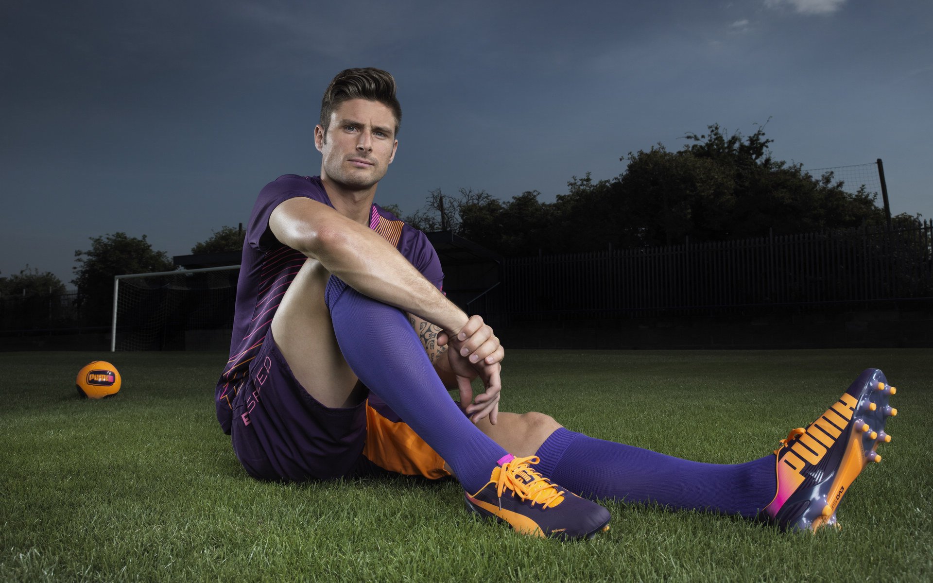 开云官方平台-草皮的两种语法，当大黄蜂的暴风遭遇舞者的月光